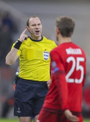Hauptschiedsrichter Jonas ERIKSSON, SWE , Schiedsrichter, Linienrichter mit Fahne, Pfeife FC BAYERN MUENCHEN - FC OLYMPIAKOS PIRAEUS 4-0 GRUPPENPHASE, Fussball UEFA Champions League, Muenchen, 24.11.2015 CL Saison 2015 2016, FCB, Muenchen