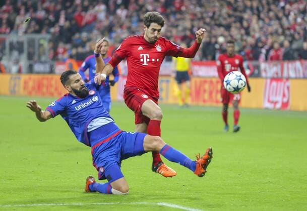 Javi MARTINEZ, FCB 8 Zweikampf , Aktion um den Ball gegen Dimitris SIOVAS, Piraeus 23 FC BAYERN MUENCHEN - FC OLYMPIAKOS PIRAEUS 4-0 GRUPPENPHASE, Fussball UEFA Champions League, Muenchen, 24.11.2015 CL Saison 2015 2016, FCB, Muenchen