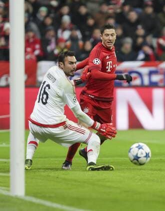 Robert LEWANDOWSKI, FCB 9 Zweikampf , Aktion um den Ball gegen ROBERTO, Piraeus 1 Torwart FC BAYERN MUENCHEN - FC OLYMPIAKOS PIRAEUS 4-0 GRUPPENPHASE, Fussball UEFA Champions League, Muenchen, 24.11.2015 CL Saison 2015 2016, FCB, Muenchen