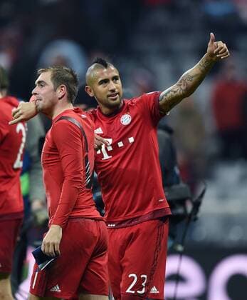 FUSSBALL CHAMPIONS LEAGUE SAISON 2015 2016 GRUPPENPHASE FC Bayern Muenchen - Olympiakos Piraeus 24.11.2015 Schlussjubel FC Bayern Muenchen; Arturo Vidal (re) und Philipp Lahm 