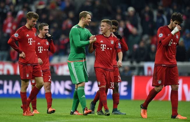 FUSSBALL CHAMPIONS LEAGUE SAISON 2015 2016 GRUPPENPHASE FC Bayern Muenchen - Olympiakos Piraeus 24.11.2015 Schlussjubel FC Bayern Muenchen; Torwart Manuel Neuer ( Mitte li) klatscht Joshua Kimmich (Mitte re) ab 