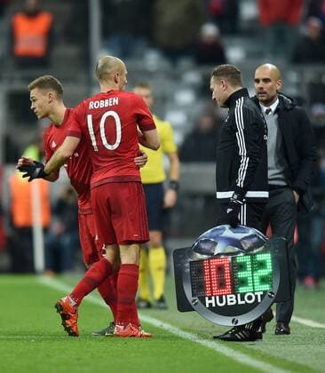 FUSSBALL CHAMPIONS LEAGUE SAISON 2015 2016 GRUPPENPHASE FC Bayern Muenchen - Olympiakos Piraeus 24.11.2015 Arjen Robben (Mitte, FC Bayern Muenchen) muss verletzt ausgewechselt werden. Joshua Kimmich (li, FC Bayern Muenchen) ersetzt den Hollaender, Trainer Pep Guardiola (hinten re, FC Bayern Muenchen) beobachtet 