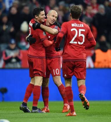 FUSSBALL CHAMPIONS LEAGUE SAISON 2015 2016 GRUPPENPHASE FC Bayern Muenchen - Olympiakos Piraeus 24.11.2015 Jubel FC Bayern Muenchen; Robert Lewandowski, Arjen Robben und Thomas Mueller (v.li.) 