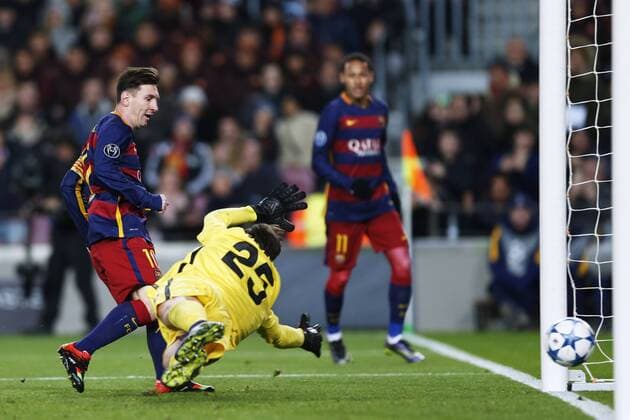 Lionel Messi (Barcelona), Wojciech Szczesny (Roma), NOVEMBER 24, 2015 - Football Soccer : Lionel Messi of Barcelona scores his 2nd goal during the UEFA Champions League Group E match between FC Barcelona Barca 6-1 AS Roma at Camp Nou stadium in Barcelona, Spain. NoxThirdxPartyxSales  (oqma017844)