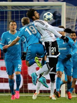 ST. PETERSBURG, RUSSIA. NOVEMBER 24, 2015. Zenit s Igor Smolnikov and Valencia s Andre Gomes (L-R front) in action in their 2015 16 Season UEFA Champions League Group H Round 5 football match at Petrovsky Stadium. FC Zenit St. Petersburg won the game 2:0. Alexander Demianchuk TASS  TS01289E