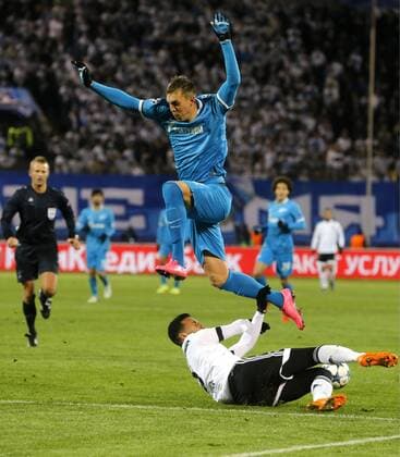ST. PETERSBURG, RUSSIA. NOVEMBER 24, 2015. Zenit s Artyom Dzyuba (top) and Valencia s Joao Cancelo in action in their 2015 16 Season UEFA Champions League Group H Round 5 football match at Petrovsky Stadium. FC Zenit St. Petersburg won the game 2:0. Alexander Demianchuk TASS  TS01289F