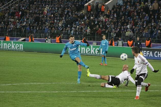 Russian Federation. St. Petersburg. UEFA Champions League, Zenit (Russia) - Valencia (Spain) - 2: 0. A player from FC Zenith Alexander Ryazantsev (Ryazantsev, 5) in the UEFA Champions League match between the teams, Zenit (Russia, Saint-Petersburg) and Valencia ( Valencia , Valencia, Spain). MaksimxKonstantinov 