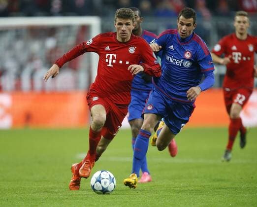 V.li. Thomas Müller (Bayern) , Luka Milivojevic (Piräus) . FC Bayern München-Olympiakos Piräus . München, GER, 24.11.2015, Fussball-Champions League 2015-2016 .