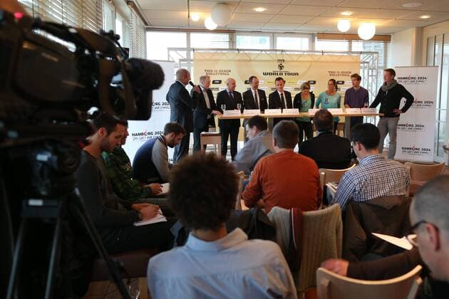 Frank Ehrich, Frank Mackerodt,Thomas Wiedermann(Vorsitzender des Vorstandes, Der Club an der Alster), Thomas Krohne (Präsident des Deutschen Volleyball-Verbandes), Christoph Holstein (Staatsrat der Behörde für Inneres und Bereich Sport), Laura Ludwig, Kira Walkenhorst, Lars Flüggen, Markus Böckermann xMichaelxKunkelx xHOCHxZWEIx
