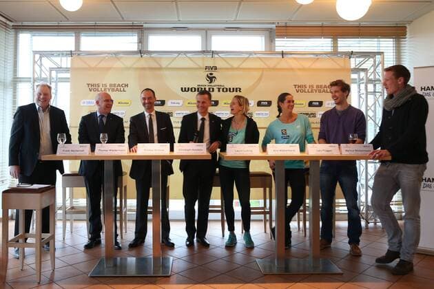 Frank Mackerodt, Thomas Wiedermann (Vorsitzender des Vorstandes, Der Club an der Alster), Thomas Krohne (Präsident des Deutschen Volleyball-Verbandes), Christoph Holstein (Staatsrat der Behörde für Inneres und Bereich Sport), Laura Ludwig, Kira Walkenhorst, Lars Flüggen, Markus Böckermann xMichaelxKunkelx xHOCHxZWEIx