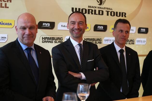 Thomas Wiedermann( Vorsitzender des Vorstandes, Der Club an der Alster), Thomas Krohne (Präsident des Deutschen Volleyball-Verbandes), Christoph Holstein (Staatsrat der Behörde für Inneres und Bereich Sport), xMichaelxKunkelx xHOCHxZWEIx