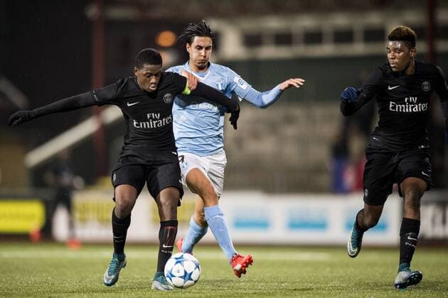 151125 PSG:s Mamadou Doucoure och Christopher Nkunku mot Malmö FFs Isak Redzic under fotbollsmatchen i UEFA Youth League mellan Malmö FF och Paris Saint Germain den 25 november 2015 i Malmö.  Copyright: PETTERxARVIDSON BB151125PA040