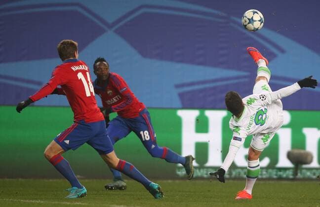 MOSCOW REGION, RUSSIA. NOVEMBER 25, 2015. CSKA s Kirill Nababkin, Ahmed Musa and Wolfsburg s Vieirinha (L-R) fighr for the ball in their 2015 16 Season UEFA Champions League Group B Round 5 football match at the Arena Khimki Stadium. Sergei Fadeichev TASS  TS0129B3