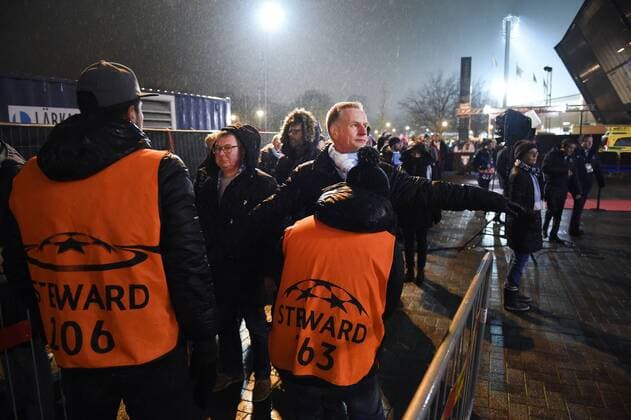 Fußball, Champions League, Zuschauer in Malmö stehen wegen verschärfter Kontrollen vor dem Stadion im Regen - Malmö, Schweden - Champions League, Malmö FF vs. Paris Saint Germain PSG.  Copyright: PETTERxARVIDSON BB151125PA058