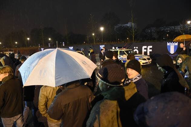 Fußball, Champions League, Zuschauer in Malmö stehen wegen verschärfter Kontrollen vor dem Stadion im Regen - Malmö, Schweden - Champions League, Malmö FF vs. Paris Saint Germain PSG.  Copyright: PETTERxARVIDSON BB151125PA059