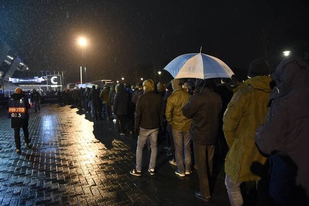 Fußball, Champions League, Zuschauer in Malmö stehen wegen verschärfter Kontrollen vor dem Stadion im Regen - Malmö, Schweden - Champions League, Malmö FF vs. Paris Saint Germain PSG.  Copyright: PETTERxARVIDSON BB151125PA060