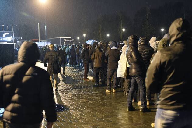 Fußball, Champions League, Zuschauer in Malmö stehen wegen verschärfter Kontrollen vor dem Stadion im Regen - Malmö, Schweden - Champions League, Malmö FF vs. Paris Saint Germain PSG.  Copyright: PETTERxARVIDSON BB151125PA061