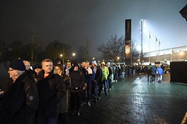 Fußball, Champions League, Zuschauer in Malmö stehen wegen verschärfter Kontrollen vor dem Stadion im Regen - Malmö, Schweden - Champions League, Malmö FF vs. Paris Saint Germain PSG.  Copyright: PETTERxARVIDSON BB151125PA062