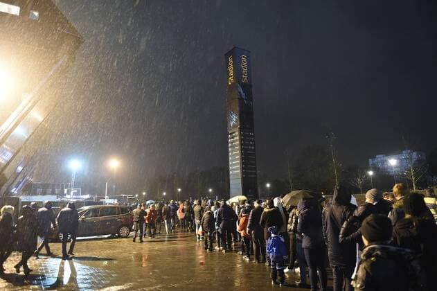 Fußball, Champions League, Zuschauer in Malmö stehen wegen verschärfter Kontrollen vor dem Stadion im Regen - Malmö, Schweden - Champions League, Malmö FF vs. Paris Saint Germain PSG.  Copyright: PETTERxARVIDSON BB151125PA064