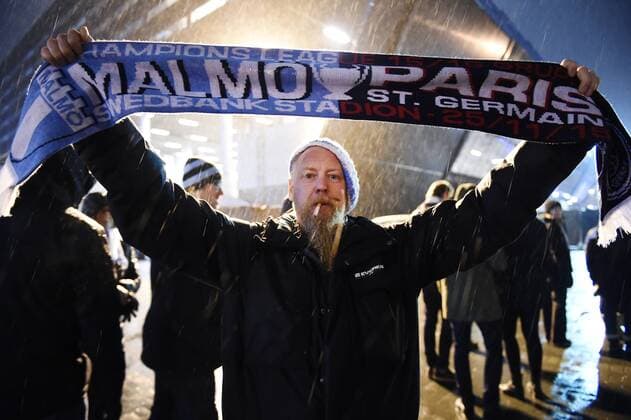 Fußball, Champions League, Zuschauer in Malmö stehen wegen verschärfter Kontrollen vor dem Stadion im Regen - Malmö, Schweden - Champions League, Malmö FF vs. Paris Saint Germain PSG.  Copyright: PETTERxARVIDSON BB151125PA065