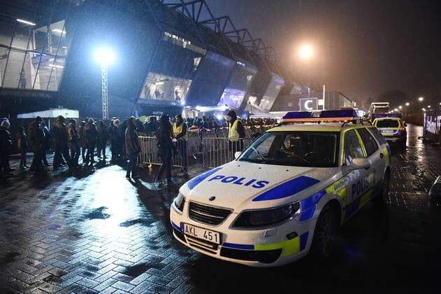 Fußball, Champions League, Zuschauer in Malmö stehen wegen verschärfter Kontrollen vor dem Stadion im Regen - Malmö, Schweden - Champions League, Malmö FF vs. Paris Saint Germain PSG.  Copyright: PETTERxARVIDSON BB151125PA066