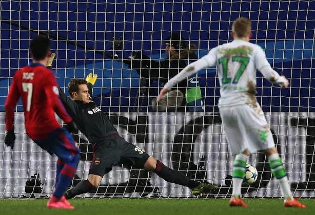 MOSCOW REGION, RUSSIA. NOVEMBER 25, 2015. Wolfsburg s Andre Schurrle (R) scores past CSKA s goalkeeper Igor Akinfeev (C) in their 2015 16 Season UEFA Champions League Group B Round 5 football match at the Arena Khimki Stadium. FC Wolfsburg won the game 2:0. Sergei Fadeichev TASS  TS0129CD
