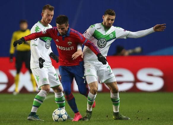 MOSCOW REGION, RUSSIA. NOVEMBER 25, 2015. Wolfsburg s Maximilian Arnold (L), Daniel Caligiuri (R) and CSKA s Zoran Tosic (C) fight for the ball in their 2015 16 Season UEFA Champions League Group B Round 5 football match at the Arena Khimki Stadium. FC Wolfsburg won the game 2:0. Sergei Fadeichev TASS  TS0129CE