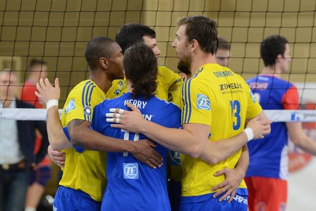 25.11.2015, xtkx, Volleyball DVV-Pokal, United Volleys - VfB Friedrichshafen, emspor v.l. VFB Friedrichshafen,