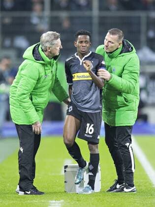 Mönchengladbach, 25.11.2015, Borussia Park Ibrahima Traore (BMG) muss verletzt ausgewechselt werden VfL Borussia Mönchengladbach - FC Sevilla mm
