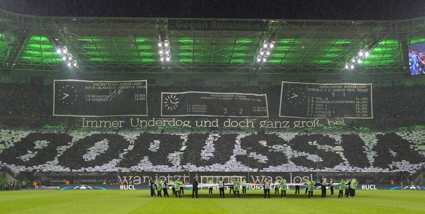 Mönchengladbach, 25.11.2015, Borussia Park Choreographie: Fans erinnern an große Europapokalspiele VfL Borussia Mönchengladbach - FC Sevilla mm