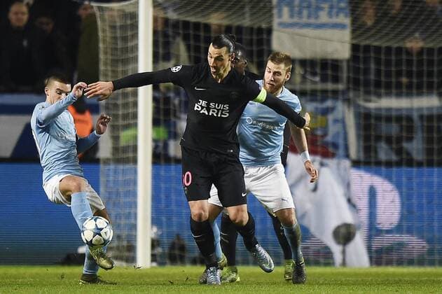 Fußball, Champions League, Malmö FF - Paris St. Germain Zlatan Ibrahimovic, Vladimir Rodic, Rasmus Bengtsson - Malmö, Schweden - Champions League, Malmö FF vs. Paris Saint Germain PSG.  Copyright: PETTERxARVIDSON BB151125PA099