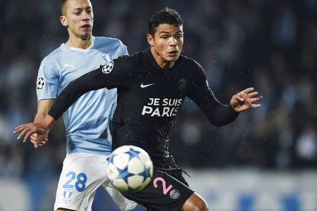 Fußball, Champions League, Paris St. Germain Spieler mit Je suis Paris Schriftzug auf den Trikots in Malmö Nikola Djurjic, Thiago Silva - Malmö, Schweden - Champions League, Malmö FF vs. Paris Saint Germain PSG.  Copyright: PETTERxARVIDSON BB151125PA101