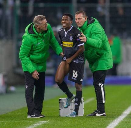 Moenchengladbach Ibrahima Traore (Borussia Moenchengladbach 16) wird verletzungsbedingt am rechten Bein behandelt. Borussia Moenchengladbach vs FC Sevilla, Fussball, UEFA Champions League, 25.11.2015, Copyright: Schuelerx xEibnerx-xPressefoto
