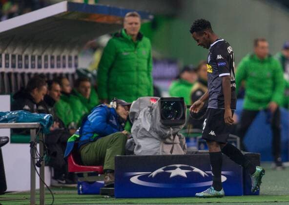 Moenchengladbach Ibrahima Traore (Borussia Moenchengladbach 16) wird verletzungsbedingt ausgewechselt Borussia Moenchengladbach vs FC Sevilla, Fussball, UEFA Champions League, 25.11.2015, Copyright: Schuelerx xEibnerx-xPressefoto