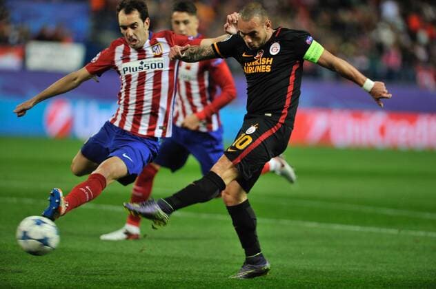 Fußball, Champions League, Atletico Madrid - Galatasaray Istanbul Atletico de Madrid Defender, Diego Roberto Godin Leal, number 2 . Galatasaray Midfielder, Wesley Sneijder, number 10. Round MATCHDAY 5 of the CHAMPIONS league, soccer match between Atletico de Madrid - Galatasaray at the Vicente Calderon estadium, Madrid - Spain by November 25, 2015. PHOTO: Gregorio Lopez. 