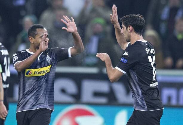 Mönchengladbach, 25.11.2015, Borussia Park Gladbacher Torjubel: Raffael (BMG), Lars Stindl (BMG) VfL Borussia Mönchengladbach - FC Sevilla mm