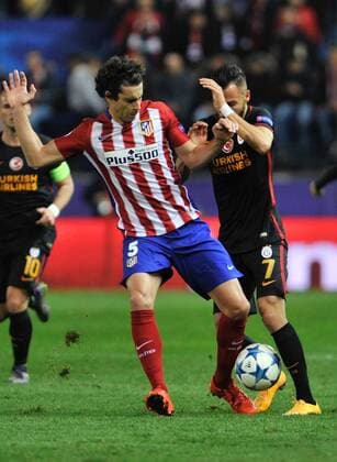 Fußball, Champions League, Atletico Madrid - Galatasaray Istanbul Atletico de Madrid Midfielder, Tiago Cardoso Mendes, number 5 . Galatasaray Midfielder, Yasin Oztekin, number 7. Round MATCHDAY 5 of the CHAMPIONS league, soccer match between Atletico de Madrid - Galatasaray at the Vicente Calderon estadium, Madrid - Spain by November 25, 2015. PHOTO: Gregorio Lopez. 