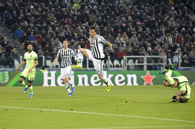 Fußball, Champions League, Juventus Turin - Manchester City Mario Mandzukic Juventus gol 1-0, goal celebration - Turin, 25.11.2015 - Fussball - UEFA Champions League 2015 2016 - Juventus Turin vs Manchester City - filippoxalfero