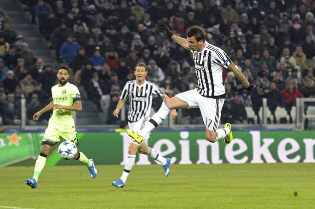 Fußball, Champions League, Juventus Turin - Manchester City Mario Mandzukic Juventus gol 1-0, goal celebration - Turin, 25.11.2015 - Fussball - UEFA Champions League 2015 2016 - Juventus Turin vs Manchester City - filippoxalfero