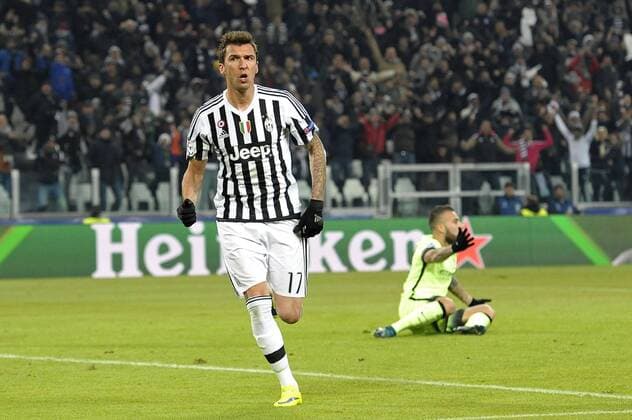 Fußball, Champions League, Juventus Turin - Manchester City Mario Mandzukic Juventus dopo gol 1-0, goal celebration - Turin, 25.11.2015 - Fussball - UEFA Champions League 2015 2016 - Juventus Turin vs Manchester City - filippoxalfero