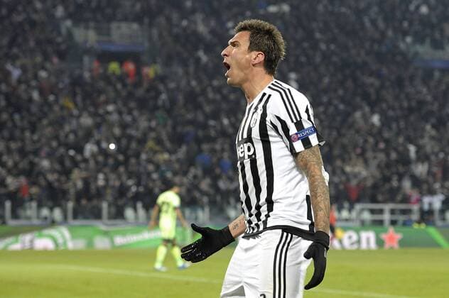 Fußball, Champions League, Juventus Turin - Manchester City Mario Mandzukic Juventus dopo gol 1-0, goal celebration - Turin, 25.11.2015 - Fussball - UEFA Champions League 2015 2016 - Juventus Turin vs Manchester City - filippoxalfero