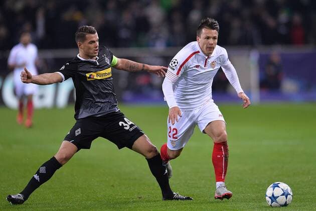 Fußball Champions League Gruppenphase 5. Spieltag Borussia Mönchengladbach - FC Sevilla am 25.11.2015 im Borussia-Park in Mönchengladbach Granit Xhaka ( Mönchengladbach ), links - Yevhen Konoplyanka ( Sevilla ), rechts xTTx