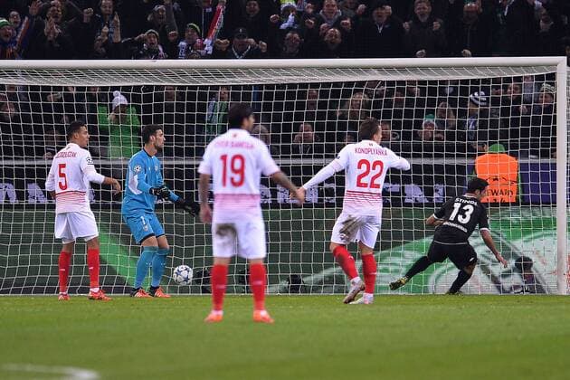 Fußball Champions League Gruppenphase 5. Spieltag Borussia Mönchengladbach - FC Sevilla am 25.11.2015 im Borussia-Park in Mönchengladbach Lars Stindl ( Mönchengladbach ), rechts trifft zum 1:0 xTTx