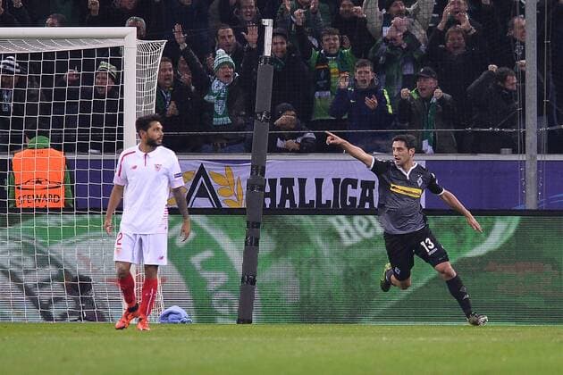 Fußball Champions League Gruppenphase 5. Spieltag Borussia Mönchengladbach - FC Sevilla am 25.11.2015 im Borussia-Park in Mönchengladbach Torjubel zum 1:0 durch Lars Stindl ( Mönchengladbach ), rechts xTTx