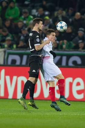 Mittwoch 25.11.2015, UEFA Champions League, Saison 2015 2016, 5. Spieltag in Moenchengladbach, Borussia Moenchengladbach - Sevilla FC, Havard Nordtveit (Gladbach) gegen Kevin Gameiro (Sevilla) DeFodi001