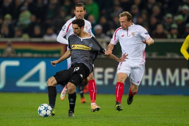 Mittwoch 25.11.2015, UEFA Champions League, Saison 2015 2016, 5. Spieltag in Moenchengladbach, Borussia Moenchengladbach - Sevilla FC, Lars Stindl (Gladbach) gegen Timothee Kolodziejczak (Sevilla) DeFodi001