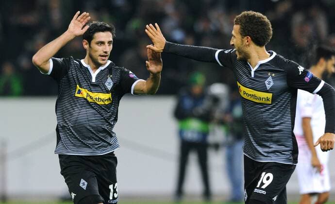 Fussball, UEFA Champions League, Herren, Saison 2015 2016, Gruppe D, 5. Spieltag, Borussia Park Mönchengladbach, Bor. Mönchengladbach (weiss) - FC Sevilla (weiss); Jubel Lars Stindl (Gladbach) nach seinem Tor zum 1:0, zusammen mit Fabian Johnson (Gladbach). Jubel, Freude, Aktion.
