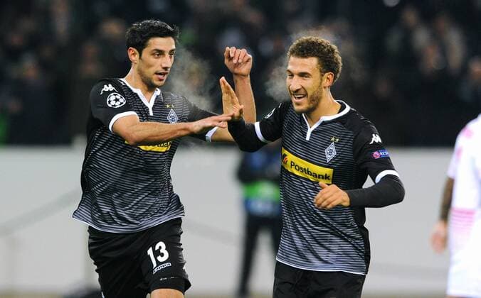 Fussball, UEFA Champions League, Herren, Saison 2015 2016, Gruppe D, 5. Spieltag, Borussia Park Mönchengladbach, Bor. Mönchengladbach (weiss) - FC Sevilla (weiss); Jubel Lars Stindl (Gladbach) nach seinem Tor zum 1:0, zusammen mit Fabian Johnson (Gladbach). Jubel, Freude, Aktion.