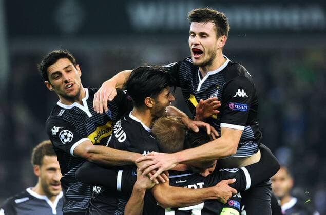 Fussball, UEFA Champions League, Herren, Saison 2015 2016, Gruppe D, 5. Spieltag, Borussia Park Mönchengladbach, Bor. Mönchengladbach (weiss) - FC Sevilla (weiss); Jubel Lars Stindl (Gladbach) nach seinem Tor zum 1:0, zusammen mit Mahmoud Dahoud (Gladbach), Oscar Wendt (Gladbach), Granit Xhaka (Gladbach), Havard Nordtveit (Gladbach). Jubel, Freude, Aktion.