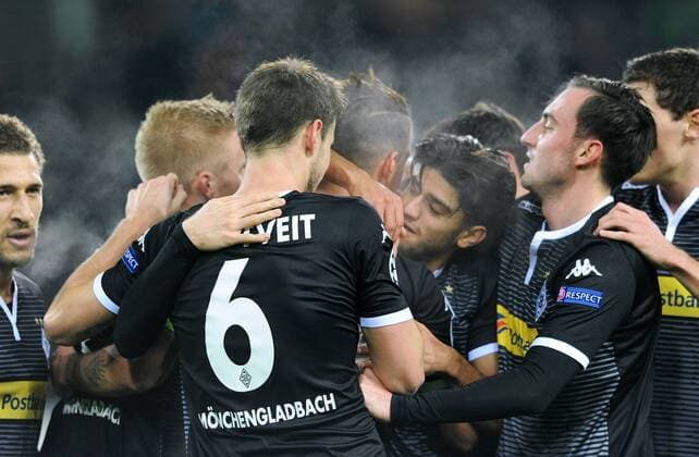 Fussball, UEFA Champions League, Herren, Saison 2015 2016, Gruppe D, 5. Spieltag, Borussia Park Mönchengladbach, Bor. Mönchengladbach (weiss) - FC Sevilla (weiss); Dampf Jubel Lars Stindl (Gladbach) nach seinem Tor zum 1:0, zusammen mit Mahmoud Dahoud (Gladbach), Oscar Wendt (Gladbach), Granit Xhaka (Gladbach), Havard Nordtveit (Gladbach), Josep Drmic (Gladbach). Jubel, Freude, Aktion.